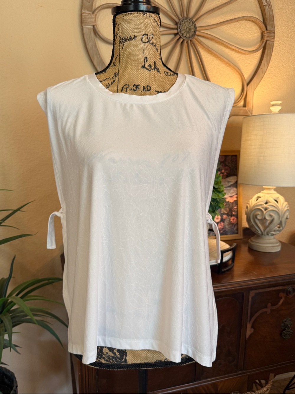 Fabletics White Textured Sleeveless Tie-Side Women’s Top